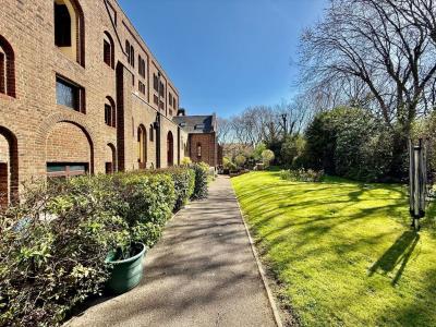 Flat to let, Simpson Road - Lift